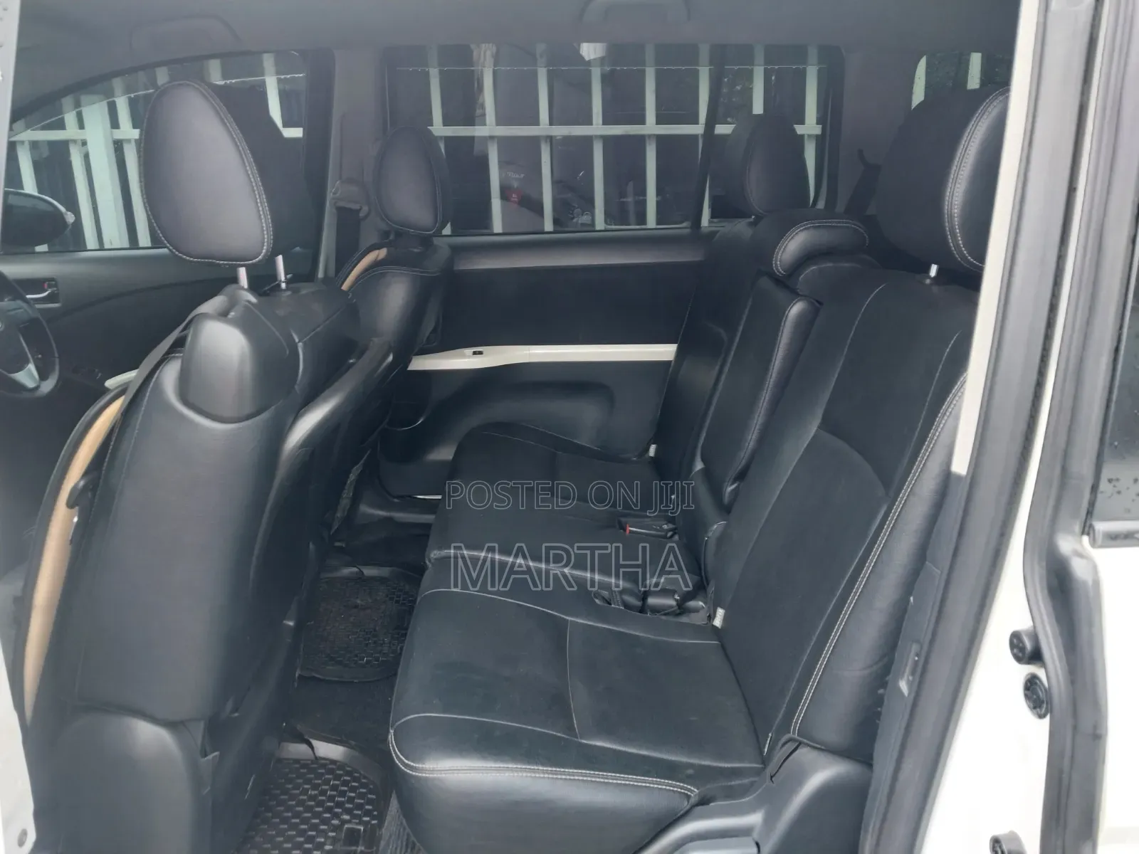 Toyota ISIS 2014 White