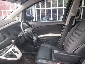 Toyota ISIS 2014 White