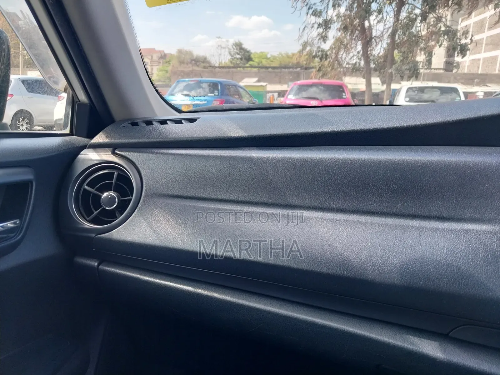 Toyota ISIS 2014 White