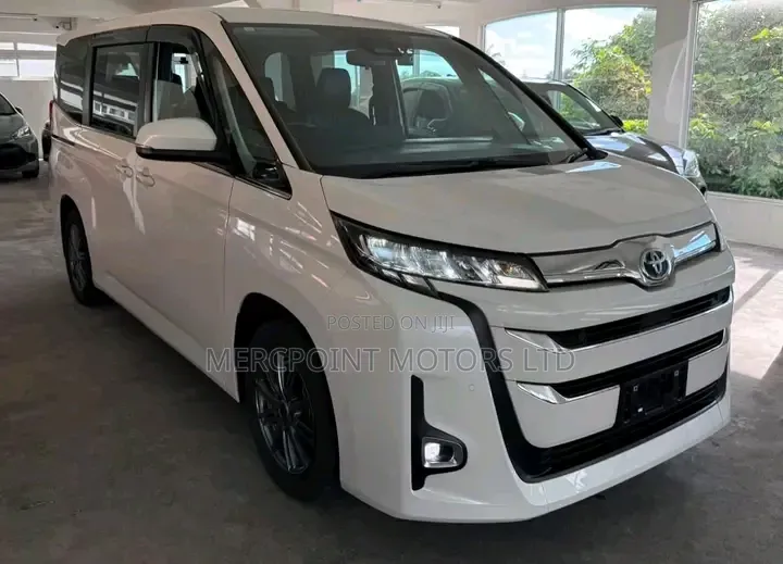 Toyota Noah 2021 Off white