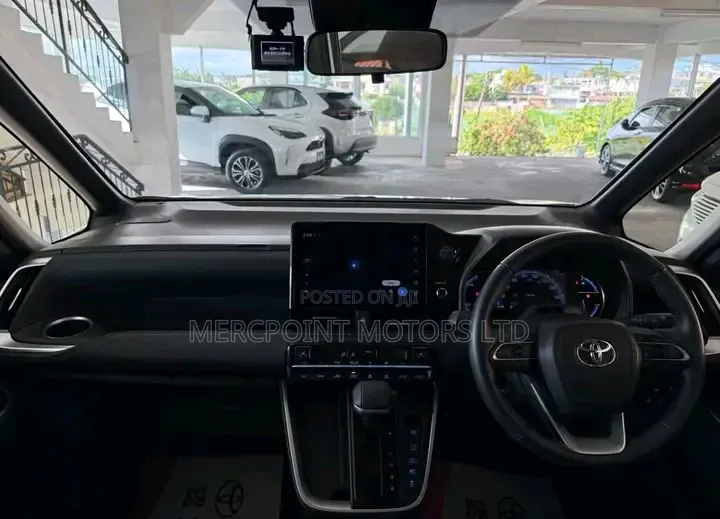 Toyota Noah 2021 Off white