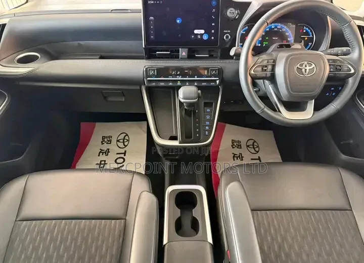 Toyota Noah 2021 Off white