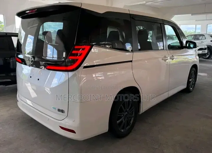 Toyota Noah 2021 Off white