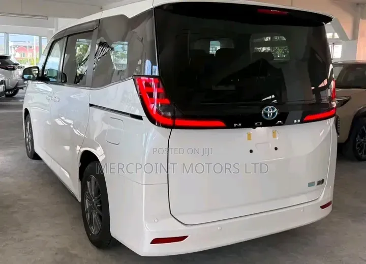 Toyota Noah 2021 Off white
