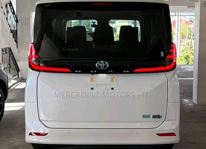 Toyota Noah 2021 Off white