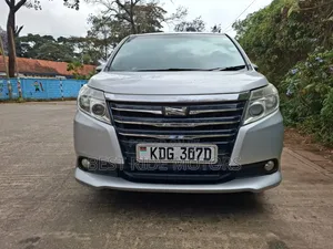 Toyota Noah 2.0 FWD (8 Seater) 2015 Silver