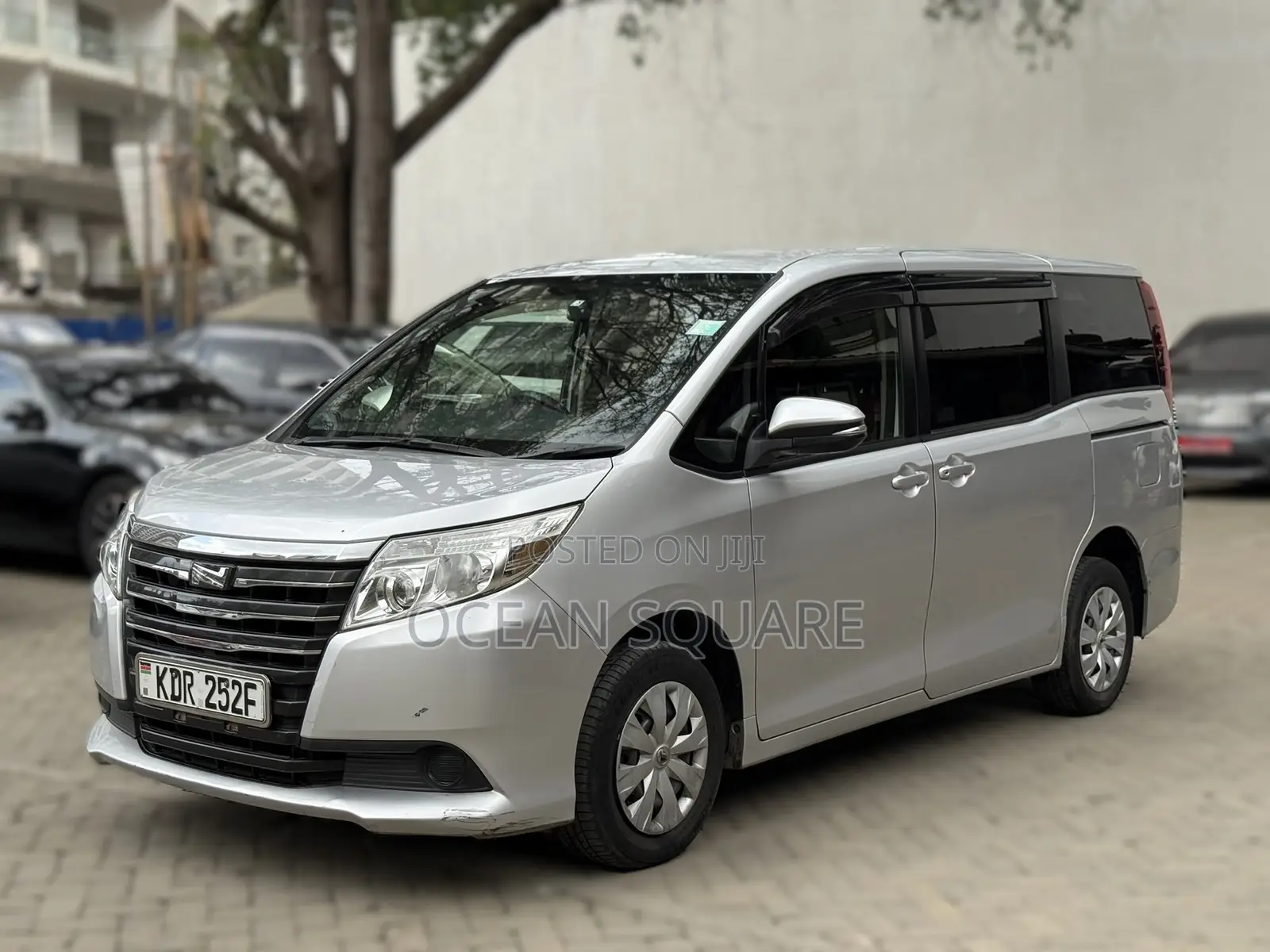 Toyota Noah 2017 Silver