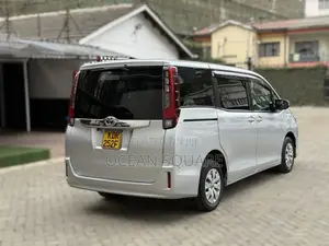 Toyota Noah 2017 Silver
