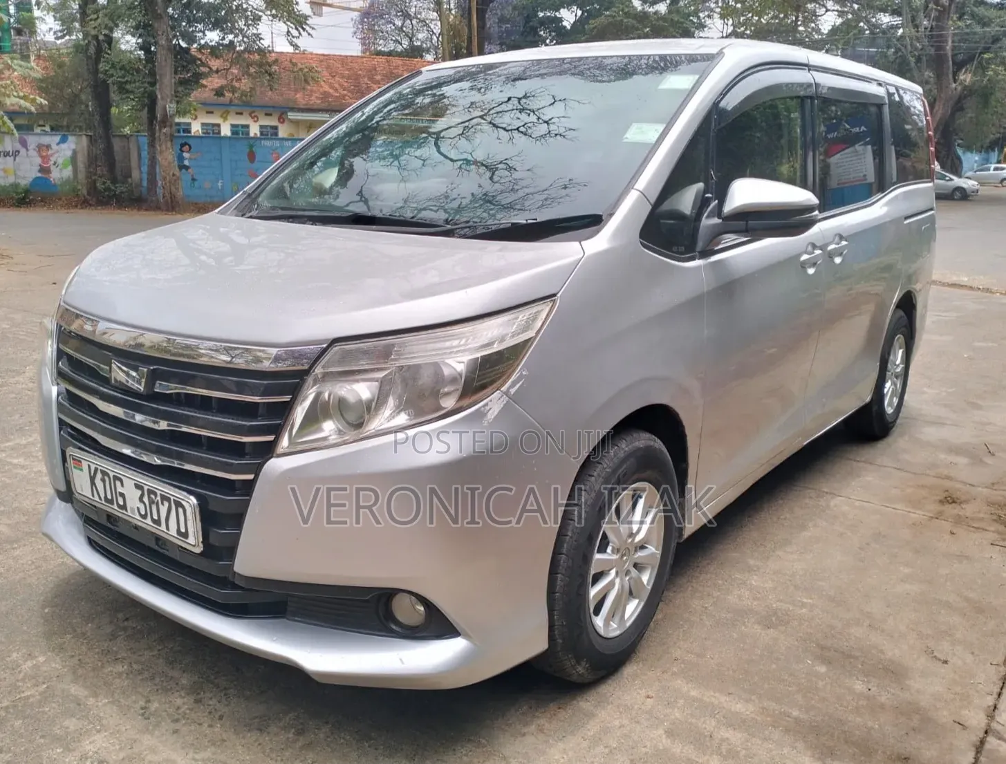 Toyota Noah 2015 Silver