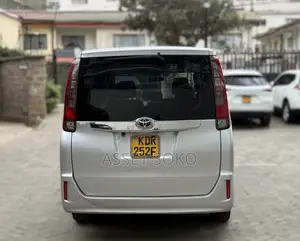 Toyota Noah 2017 Silver