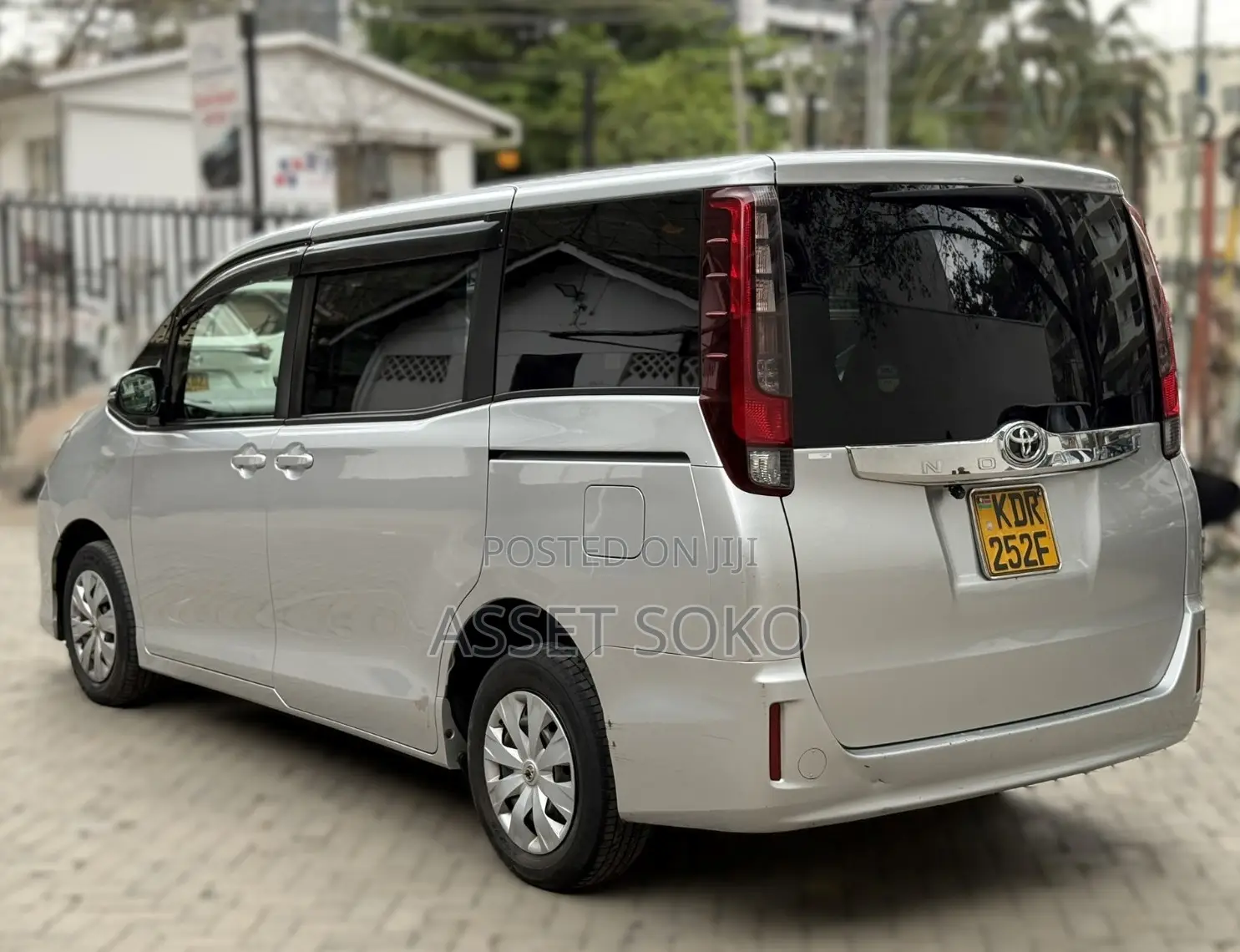 Toyota Noah 2017 Silver