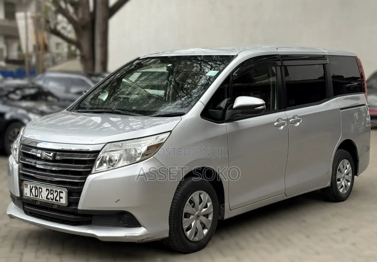 Toyota Noah 2017 Silver