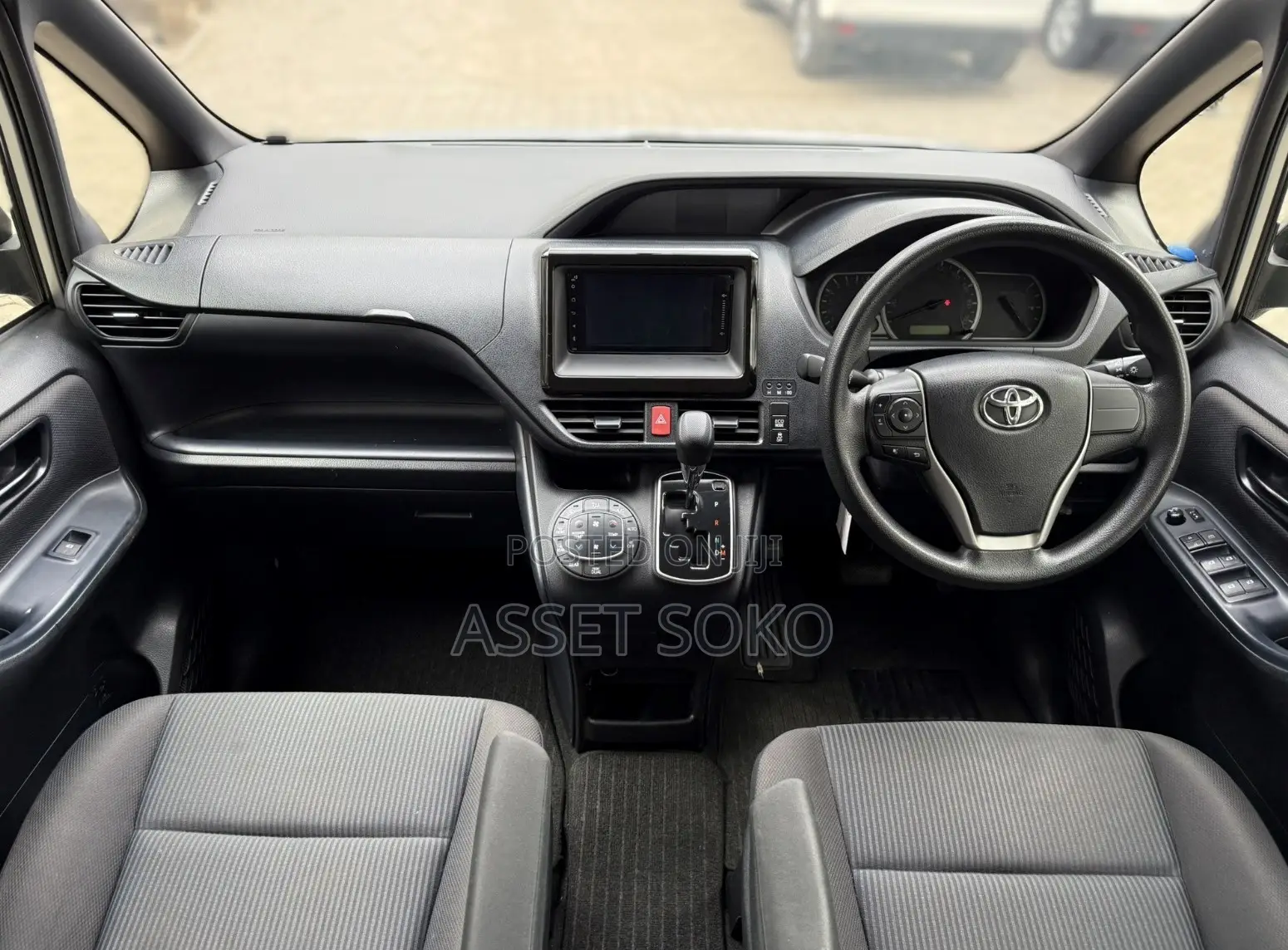 Toyota Noah 2017 Silver