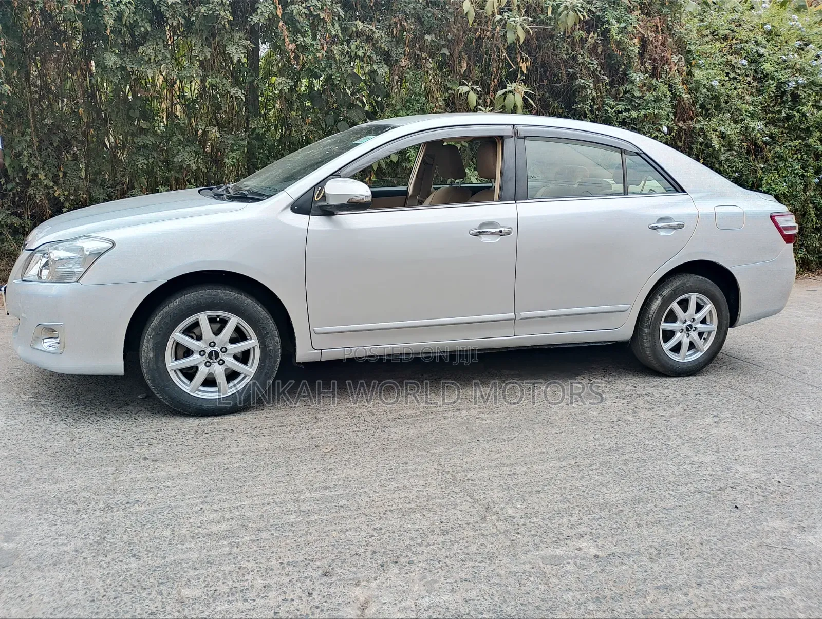 Toyota Premio 2013 Silver