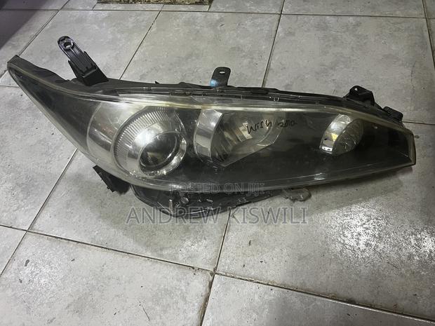 Toyota Wish Headlight - main view