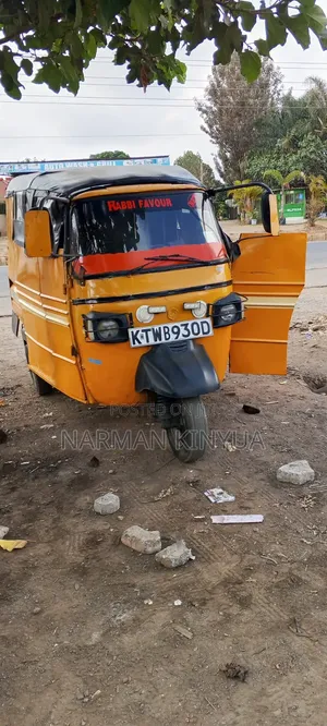 Piaggio 2011 Yellow