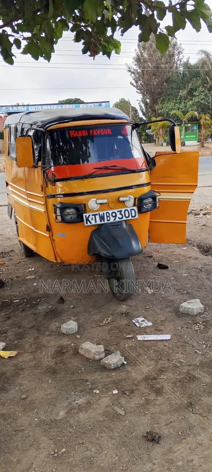 Piaggio 2011 Yellow