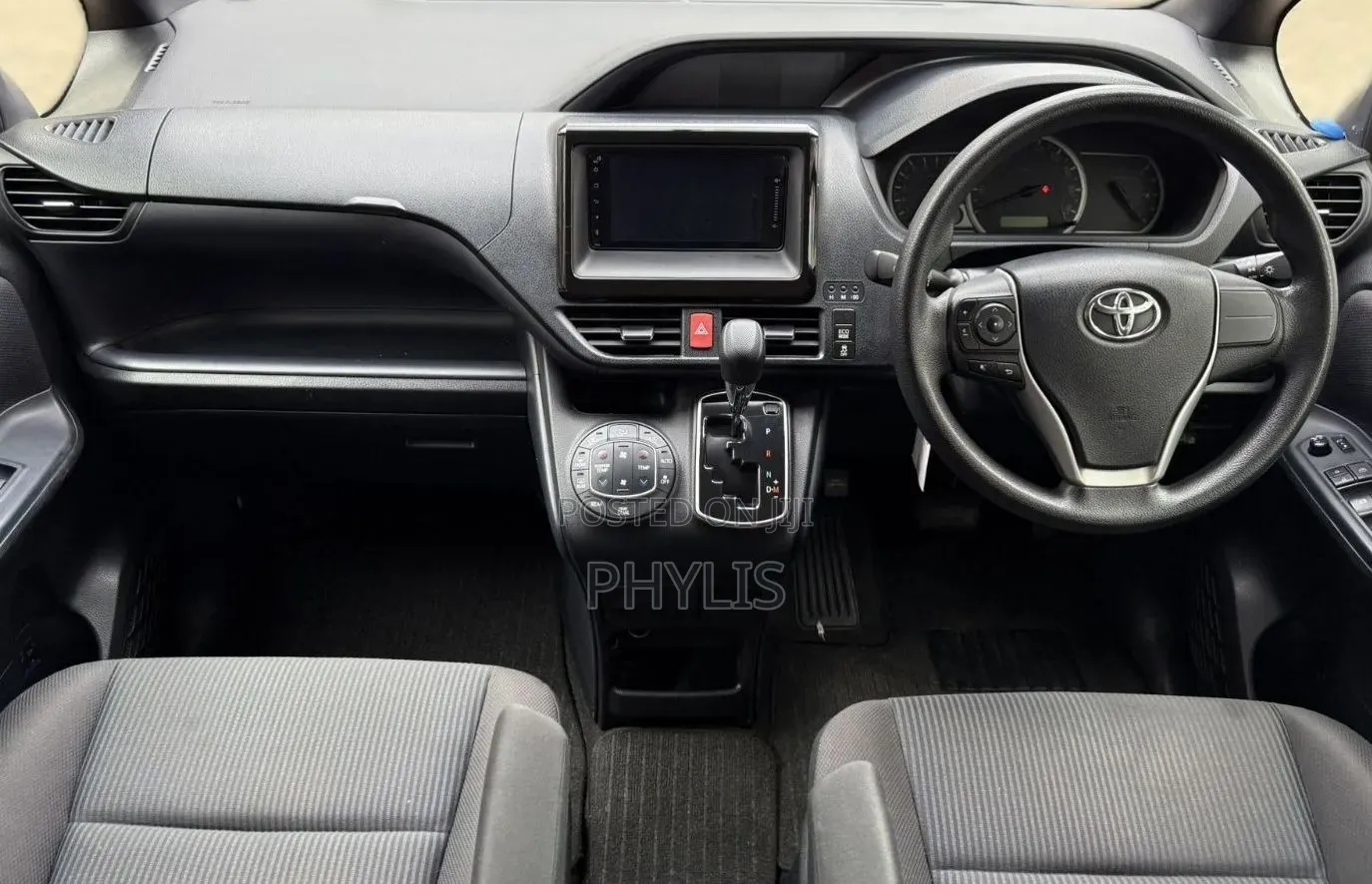 Toyota Noah 2017 Silver