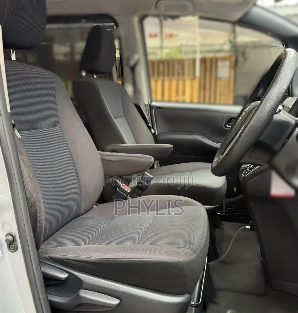 Toyota Noah 2017 Silver