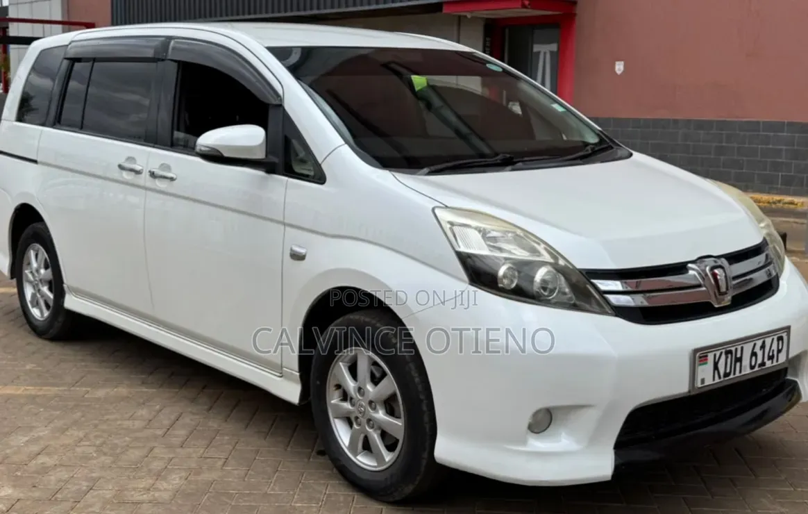 Toyota ISIS 2014 White