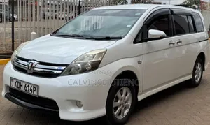 Toyota ISIS 2014 White