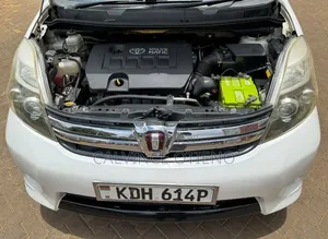 Toyota ISIS 2014 White