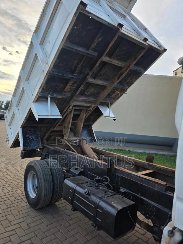Hino 300 Tipper - thumbnail 3