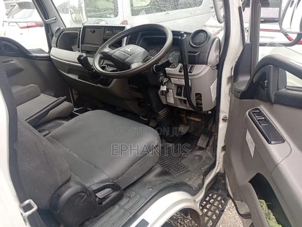 Mitsubishi Canter 2018 White - thumbnail 3