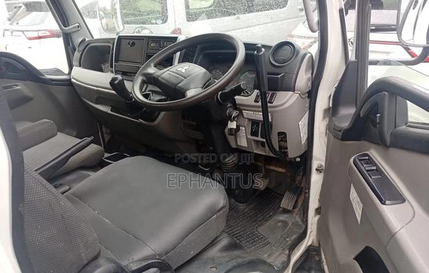 Mitsubishi Canter 2018 White - thumbnail 9