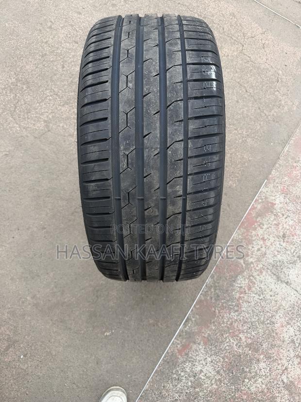 285/40r22 Yusta Tyre - thumbnail 2
