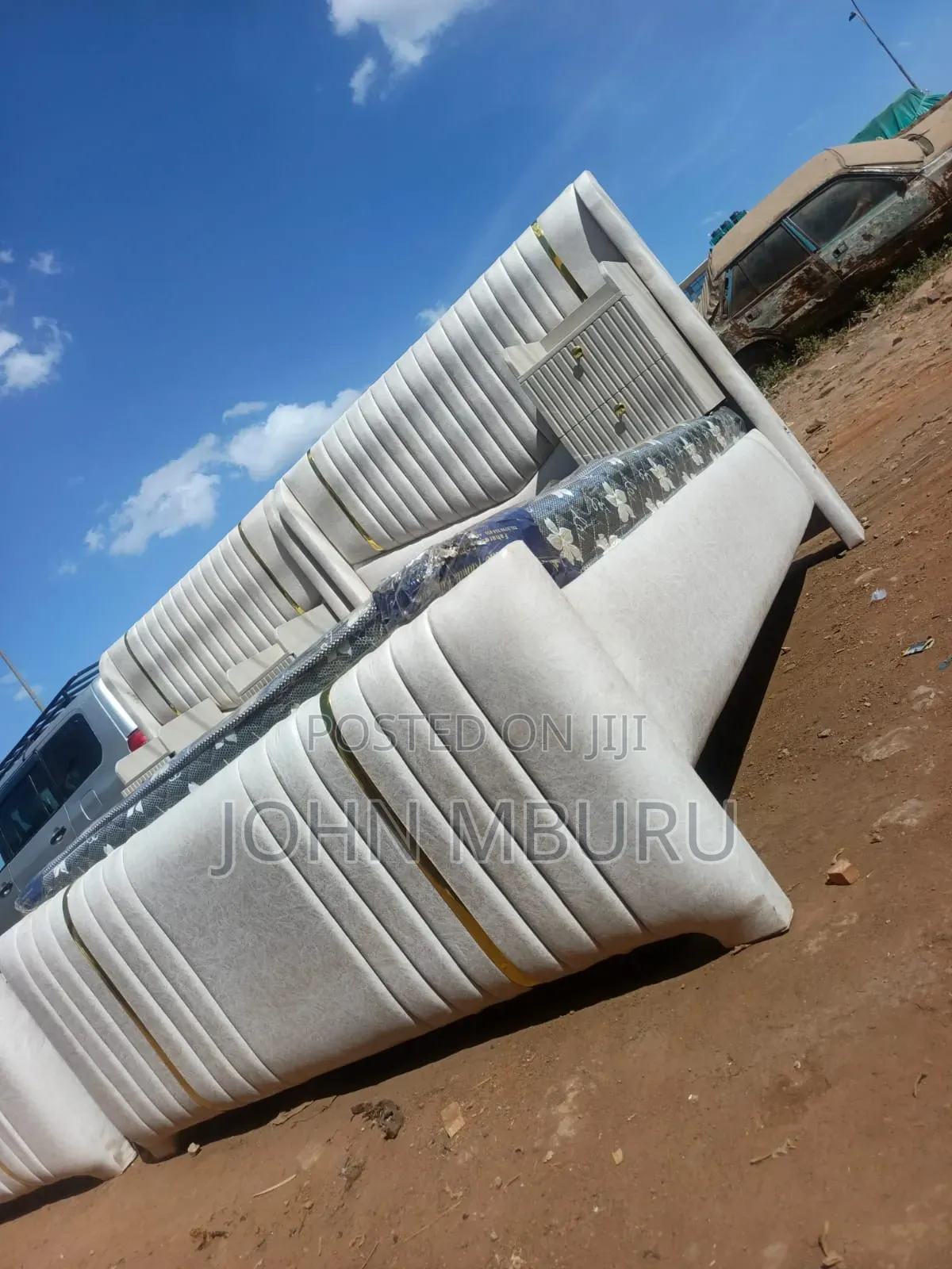 Chester Bed With Cream White Material 5*6