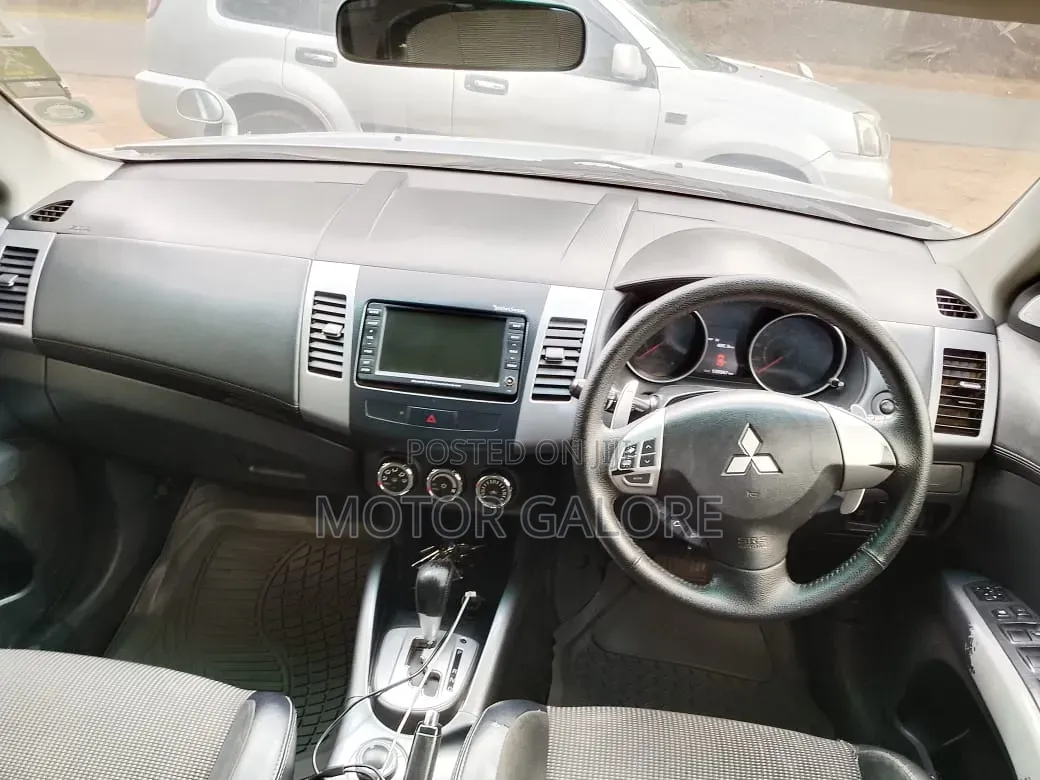 Mitsubishi Outlander ES 2011 Silver