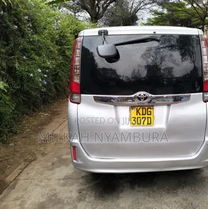 Toyota Noah 2015 Silver