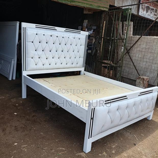 Pure White Bed With Black Stripes 5"6