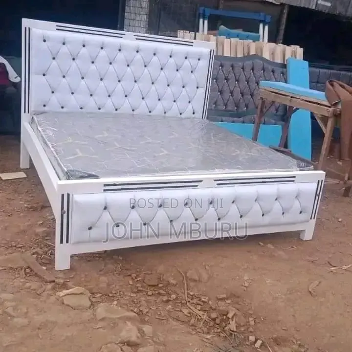 Pure White Bed With Black Stripes 6*6