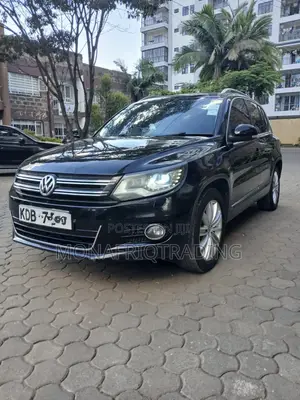 Volkswagen Tiguan S with Sunroof 2013 Black