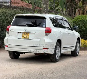 Toyota Vanguard 2012 White