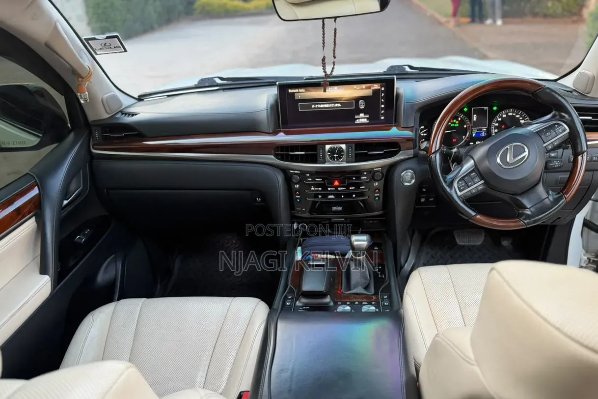 Lexus LX 570 AWD 2016 White