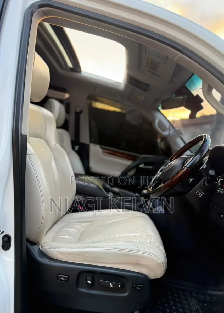 Lexus LX 570 AWD 2016 White