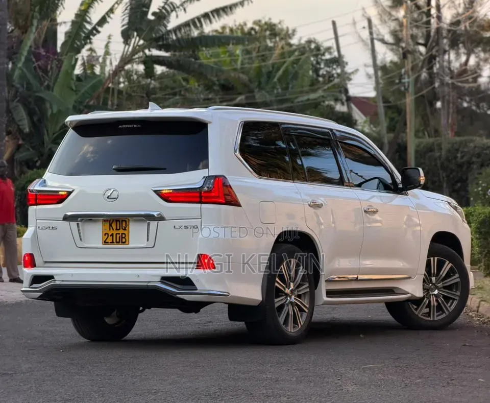 Lexus LX 570 AWD 2016 White