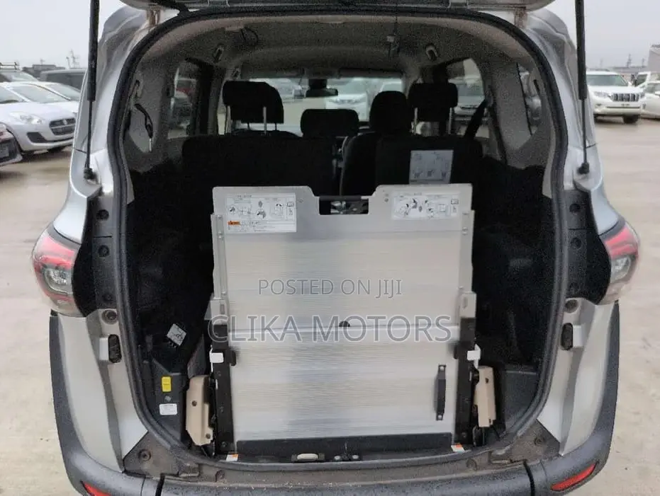 Toyota Sienta 1.5 AWD 2019 Silver