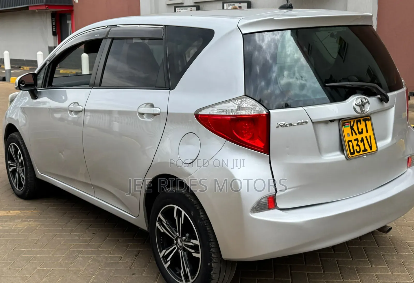 Toyota Ractis 2012 Silver