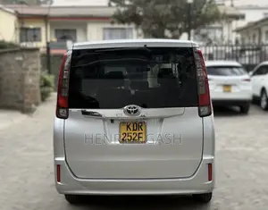 Toyota Noah 2017 Silver