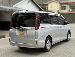 Toyota Noah 2017 Silver