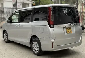 Toyota Noah 2017 Silver
