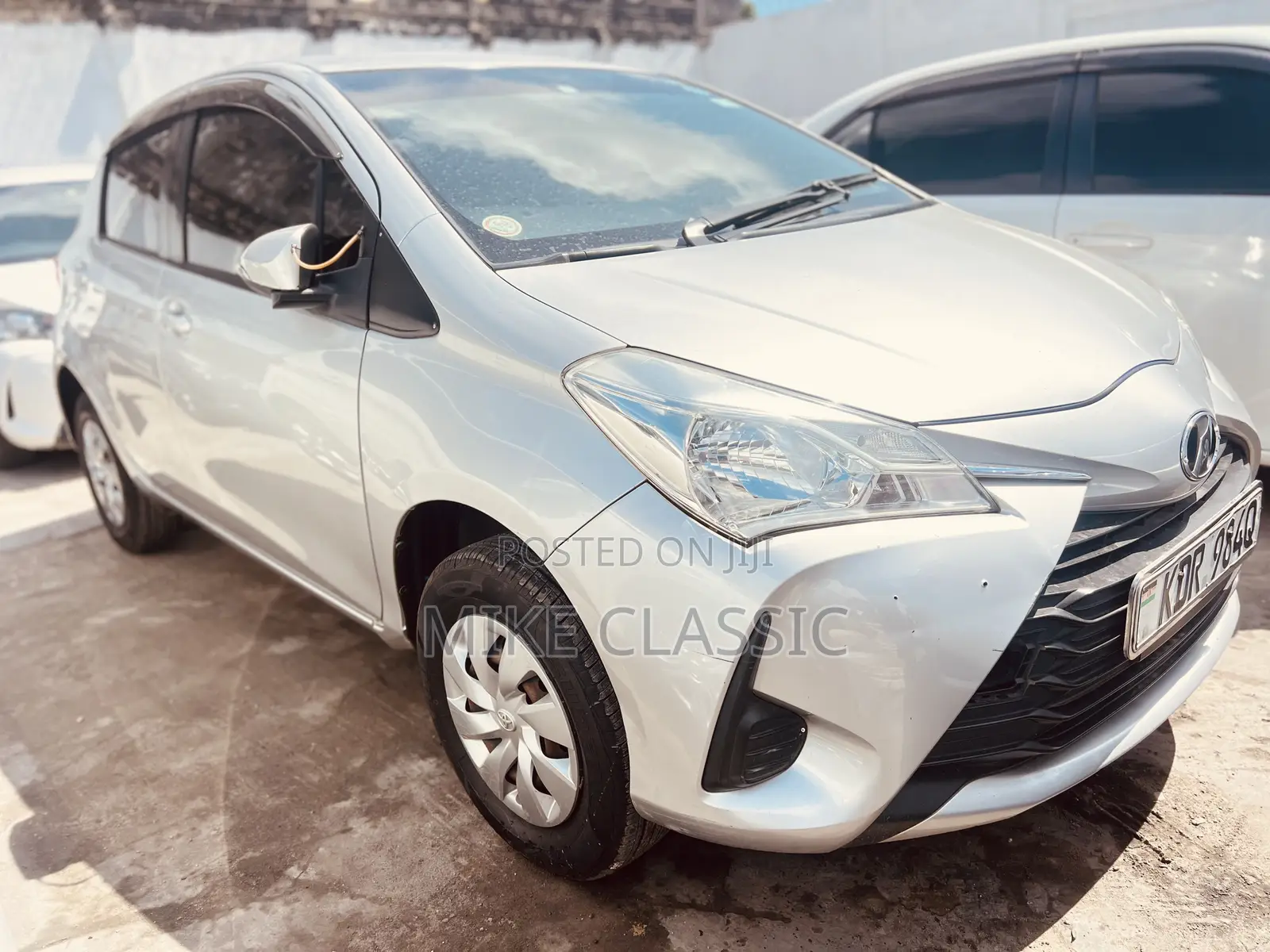 Toyota Vitz 2017 Silver