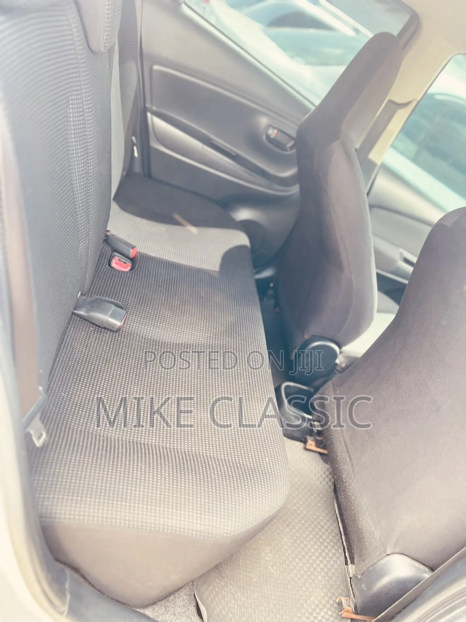 Toyota Vitz 2017 Silver