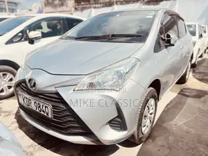 Toyota Vitz 2017 Silver