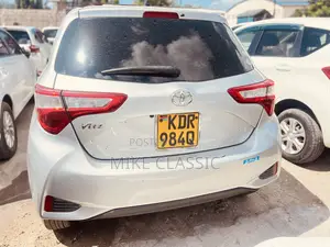 Toyota Vitz 2017 Silver