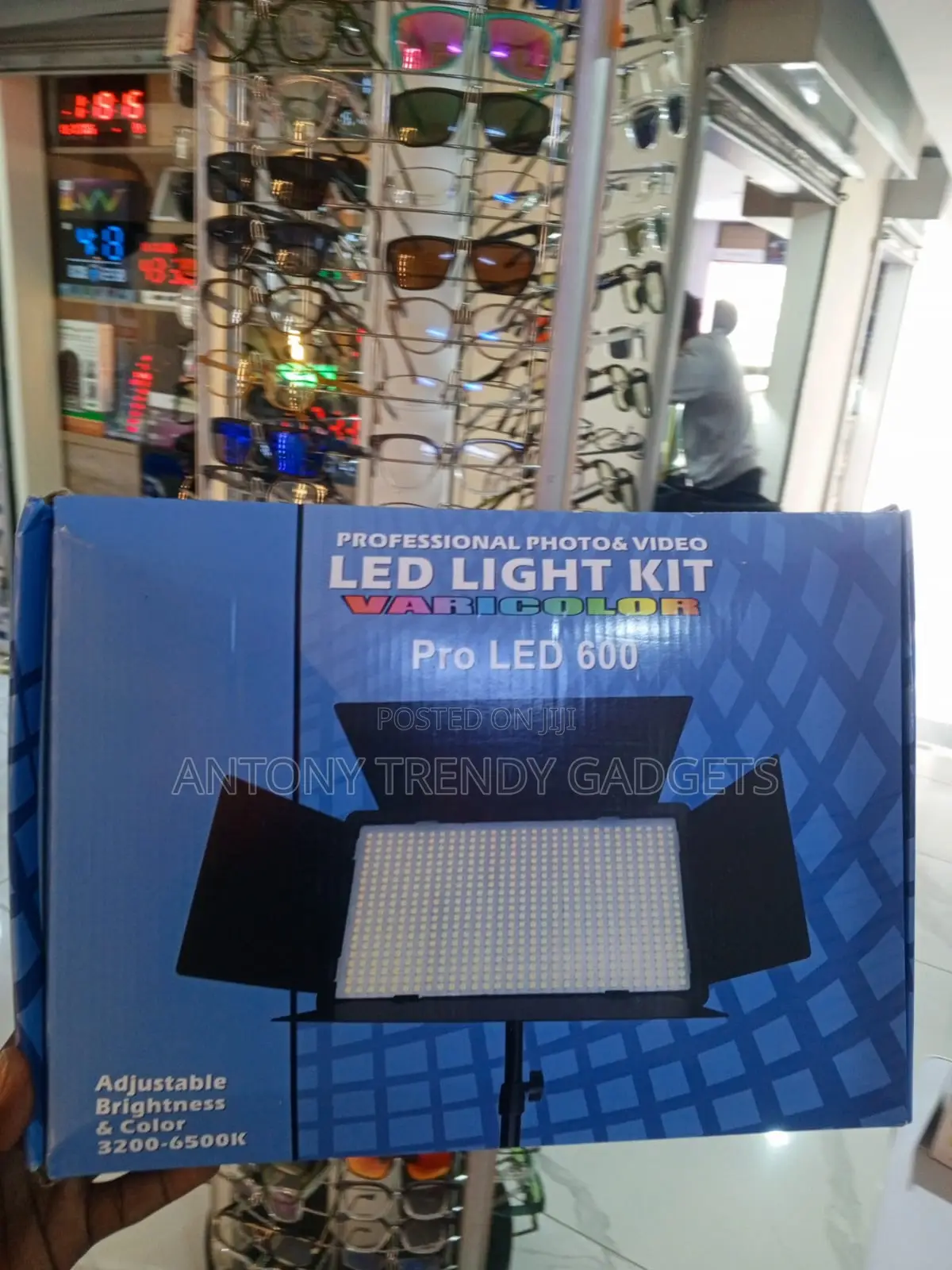 Varicolor Pro LED 600 Studio Video Light With Stand and Batteries